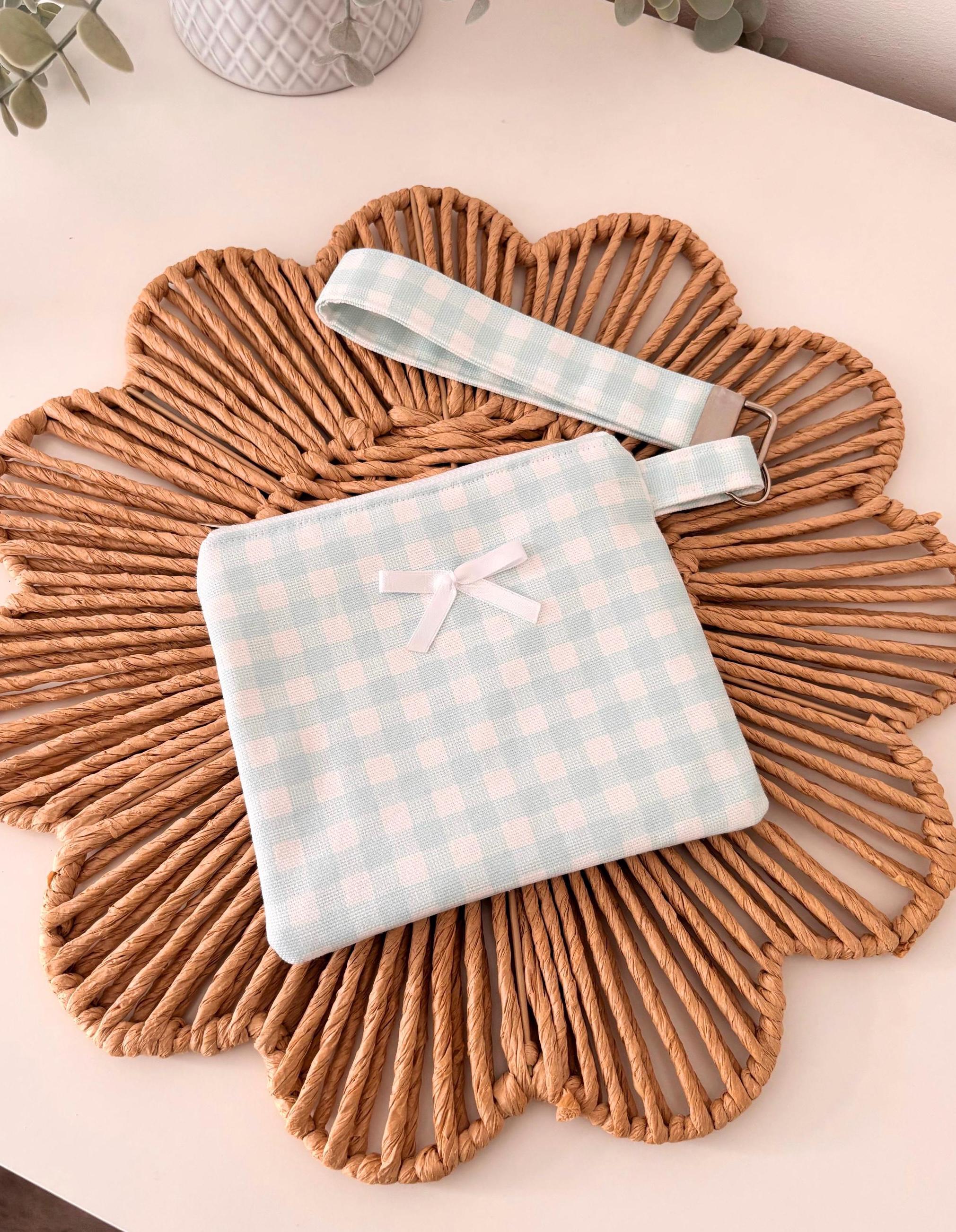 small pouch/coin purse with wristlet